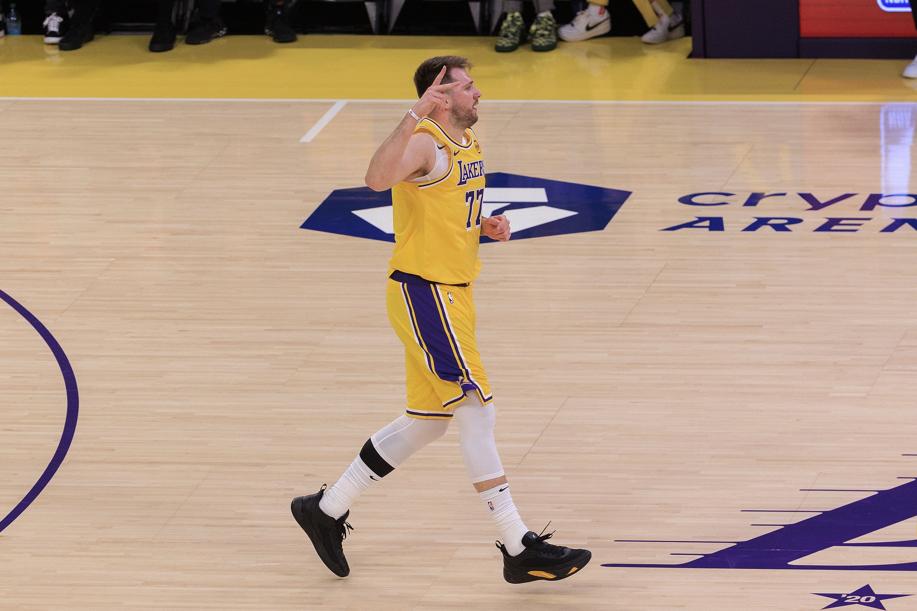 东契奇重返赛场，最后时刻胜出首场状态出色，MAD观众沸腾！