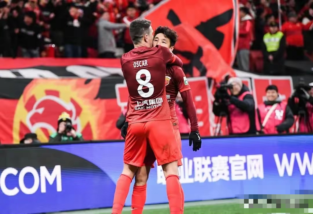 体育盛宴-今晚体能课后，上海海港状态回暖备战德甲，质疑声仍在，训练强度明显提升-体育盛宴